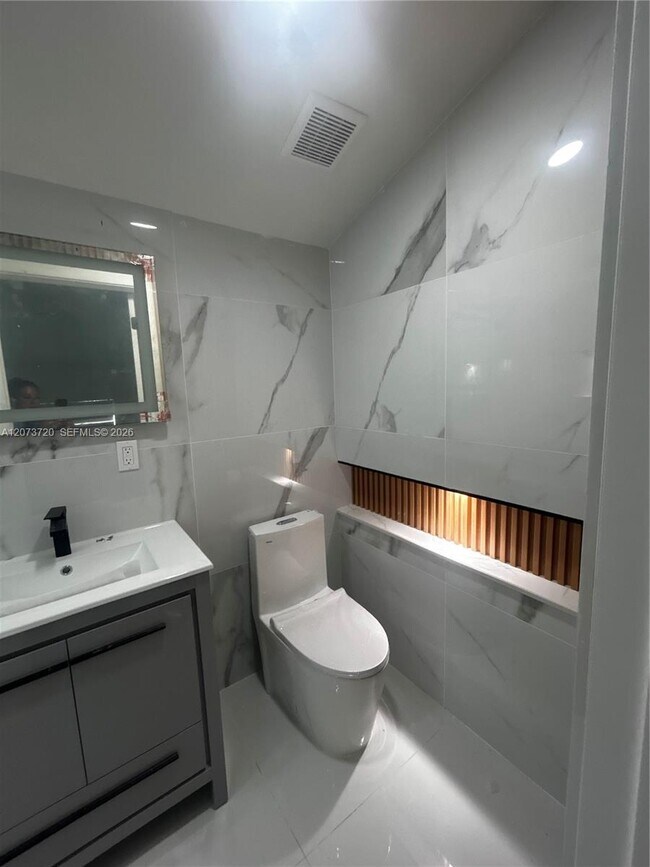 Building Photo - 464 Minola Dr