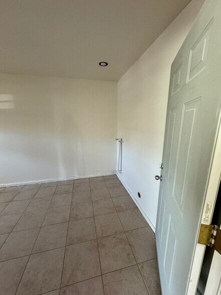 Building Photo - 831 W Walnut Ave