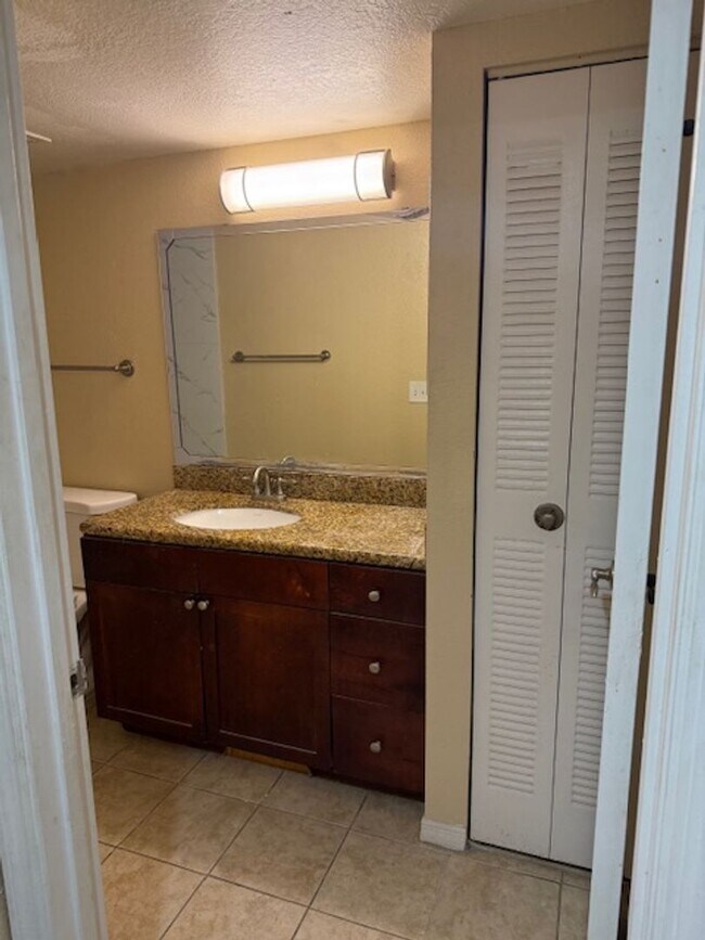 Building Photo - Large one bedroom condominium