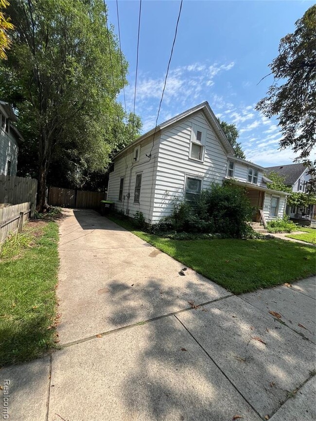 Building Photo - 714 W 8th St