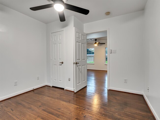 Building Photo - 4930 Holloway Dr