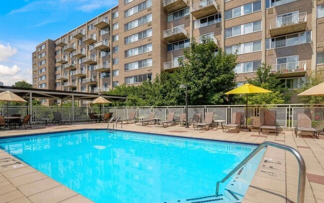 Building Photo - Updated 1+ 1 condo w/ Parking in SW DC -