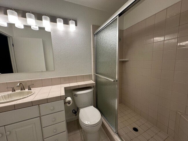 Building Photo - One Bedroom in a Great Community, Excellent Location, with a Pool!