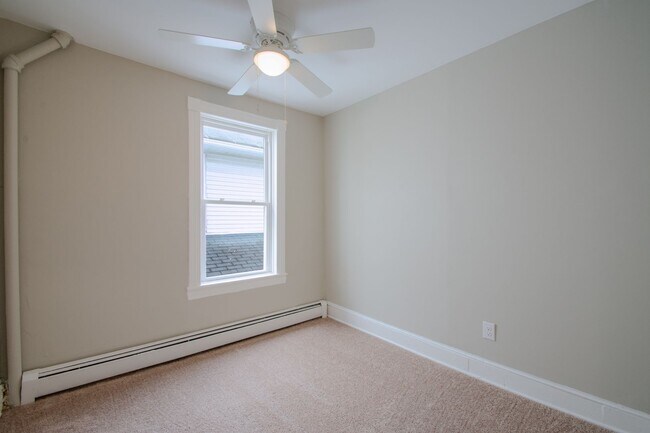 Building Photo - Newly Renovated 3 Bedroom 1.5 Bathroom Sla...