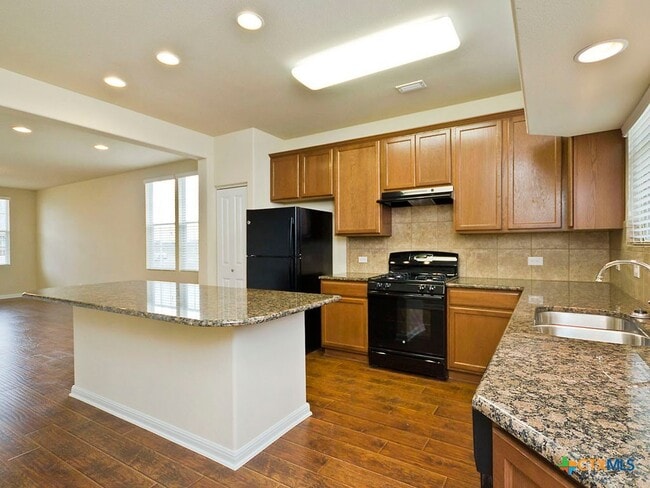 Building Photo - 335 Rachel St