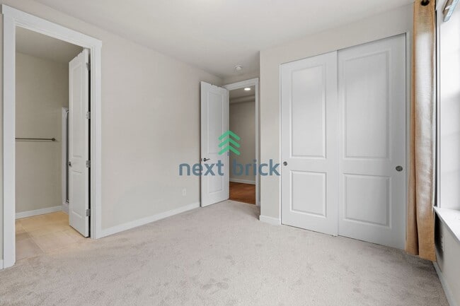 Building Photo - 5 BED & 3.5 BATH FOR RENT