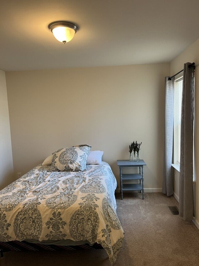 Building Photo - Beautiful like-new townhouse in Parkland school disctrict!