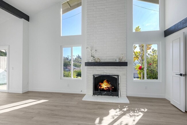 Building Photo - Beautifully remodeled single-story home in the heart of Solana Beach!