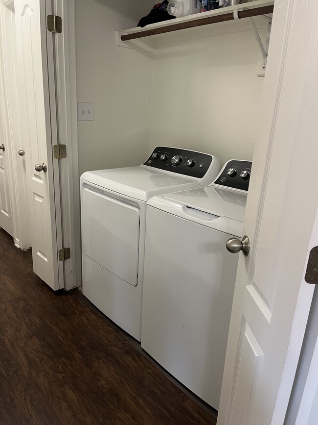 Building Photo - 208 Robin St