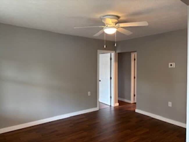 Building Photo - 3 BR Triplex in Martinsville