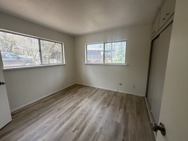 Building Photo - "Charming 2-Bed Retreat with Fireplace & Modern Comforts in Prescott, AZ!"