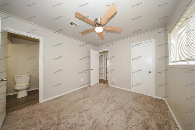 Building Photo - 2401 Piccadilly Cir