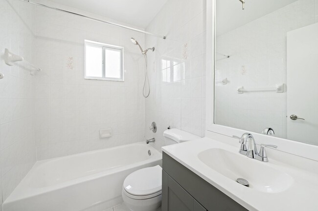 Building Photo - Newly Renovated 2 bed and 3 bath Townhome ...