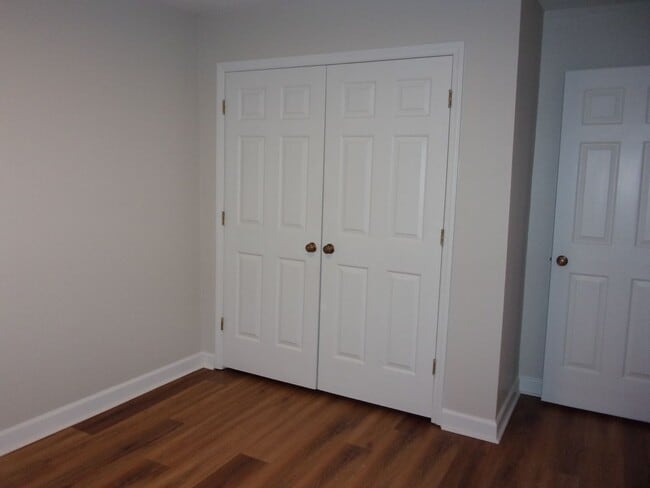 Building Photo - Beautiful 3 Bedroom 2 Bath Ground Level Condo in Tall Oak Villas