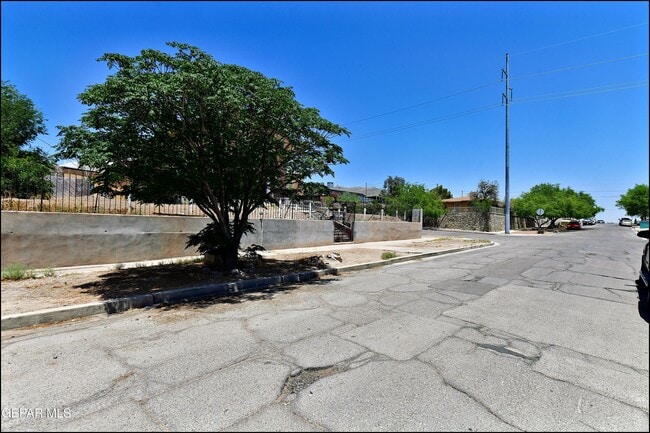Building Photo - 612 E Nevada Ave