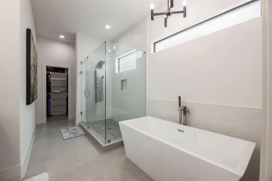 Building Photo - Room in Duplex on Avenue L