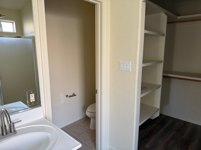 Building Photo - Updated Rental Available Now!