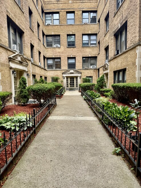 Building Photo - 3404 W Carmen Ave