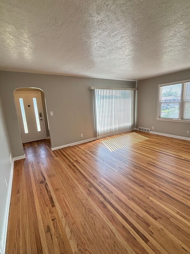 Building Photo - August Rent Free! 5 Bed 2 Bath Single Fami...
