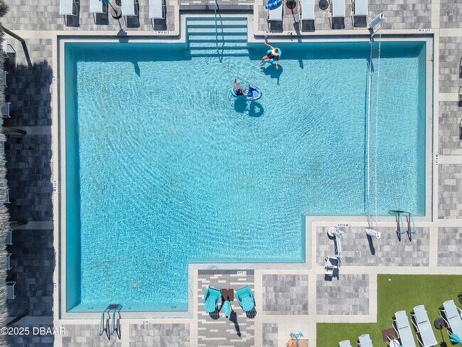 Building Photo - 215 Summertime Pl