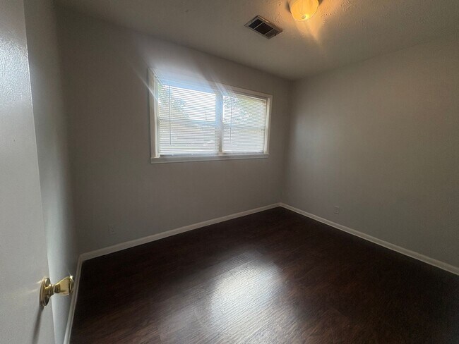Building Photo - Myers408