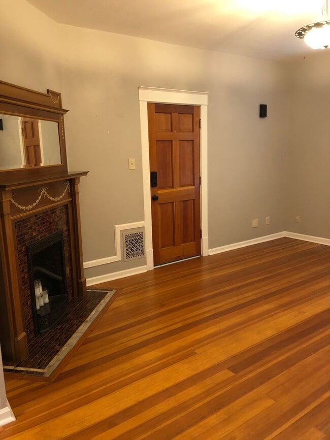 Building Photo - 217 E Oak St