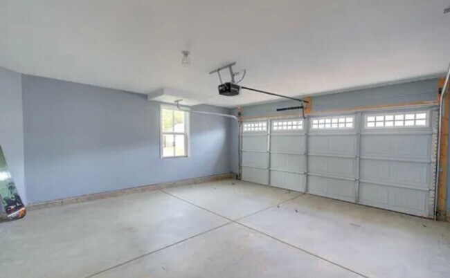 Building Photo - Spacious 4/2.5 Move In Ready Now