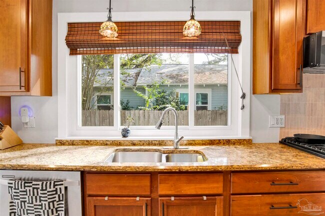 Building Photo - 1306 E Hernandez St