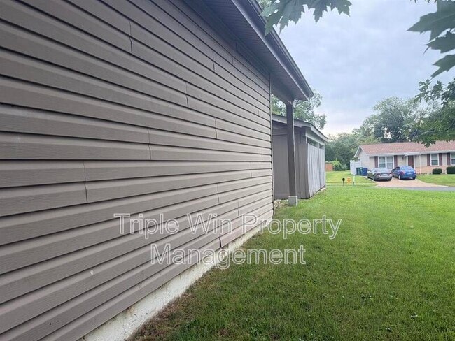 Building Photo - 2450 Jenkee Dr