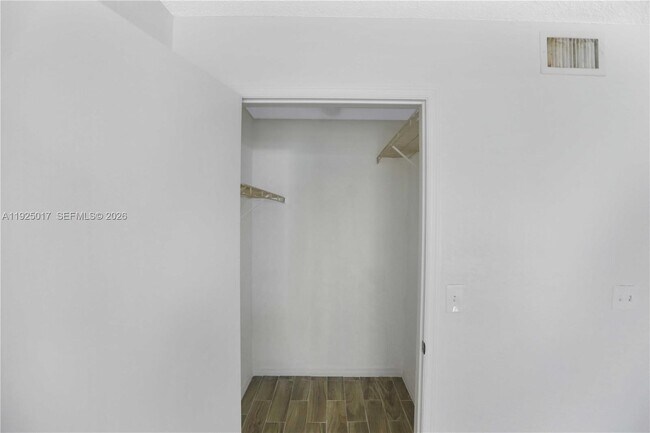 Building Photo - 417 Vista Isles Dr