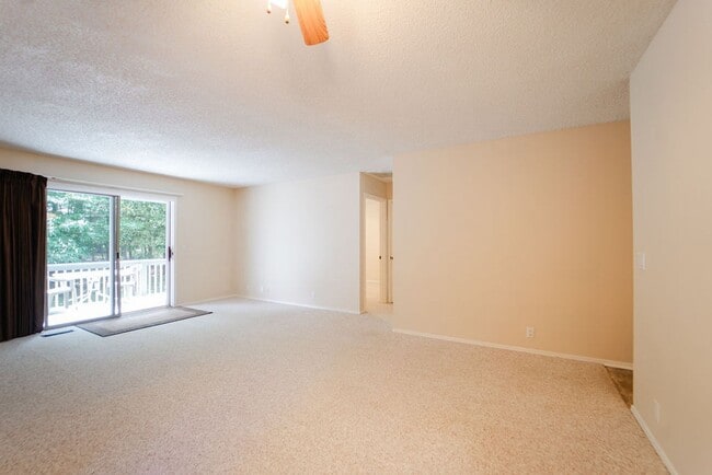 Building Photo - Move-in ready Townhome in a quiet neighbor...