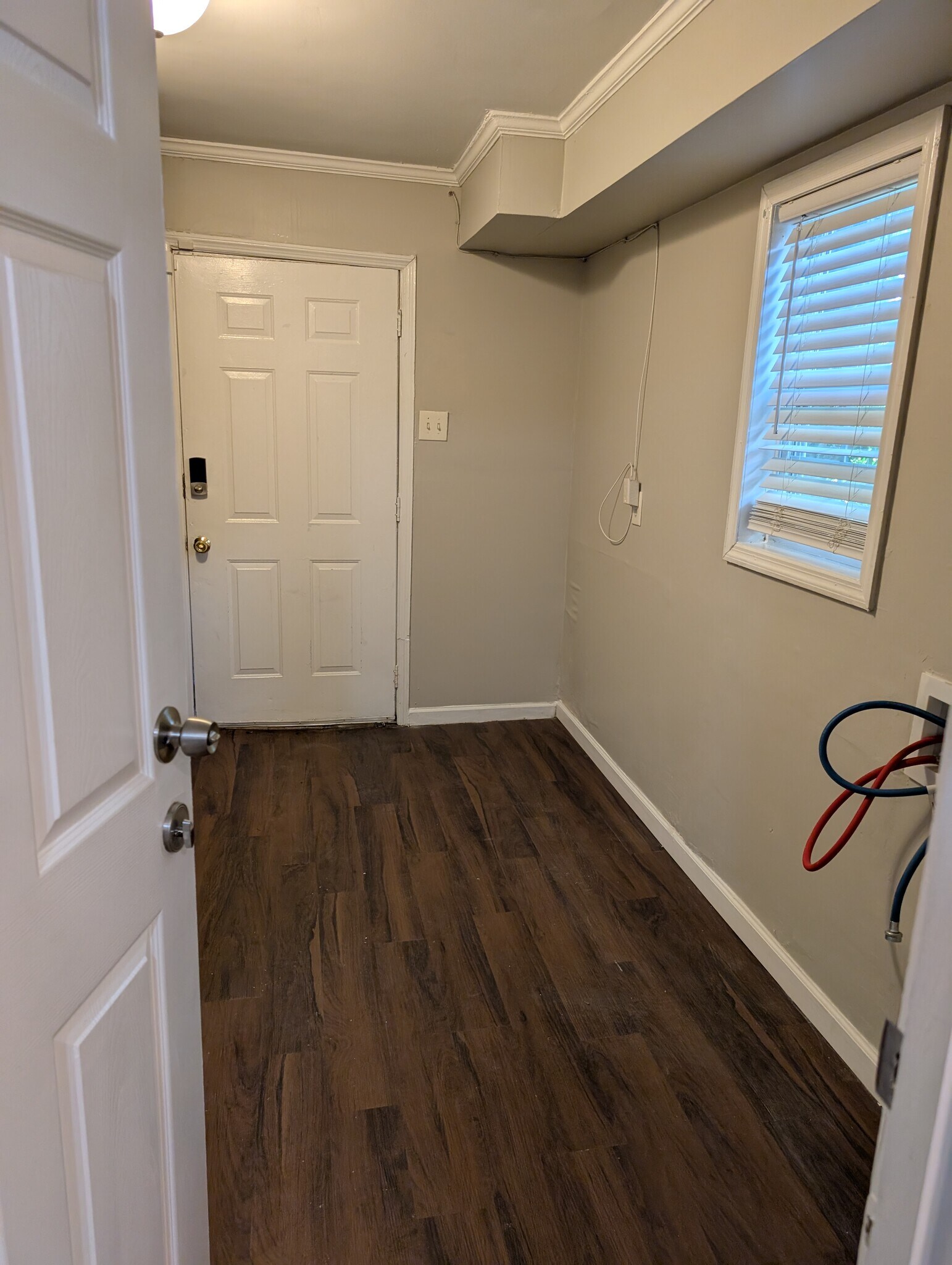 Apt. A & B Shared Laundry - 1107 E Anderson St