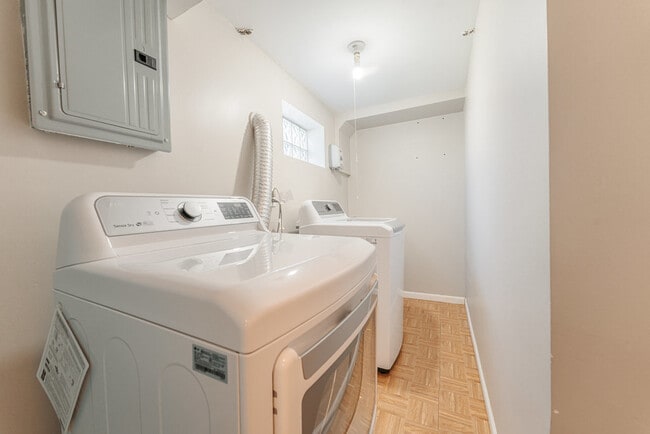 Building Photo - 5740 W 63rd Pl
