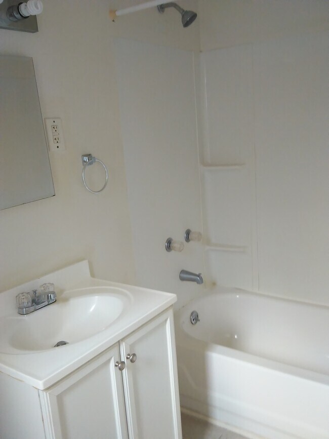 Building Photo - Video in pictures! 3rd Floor 1 Bedroom in Downtown York