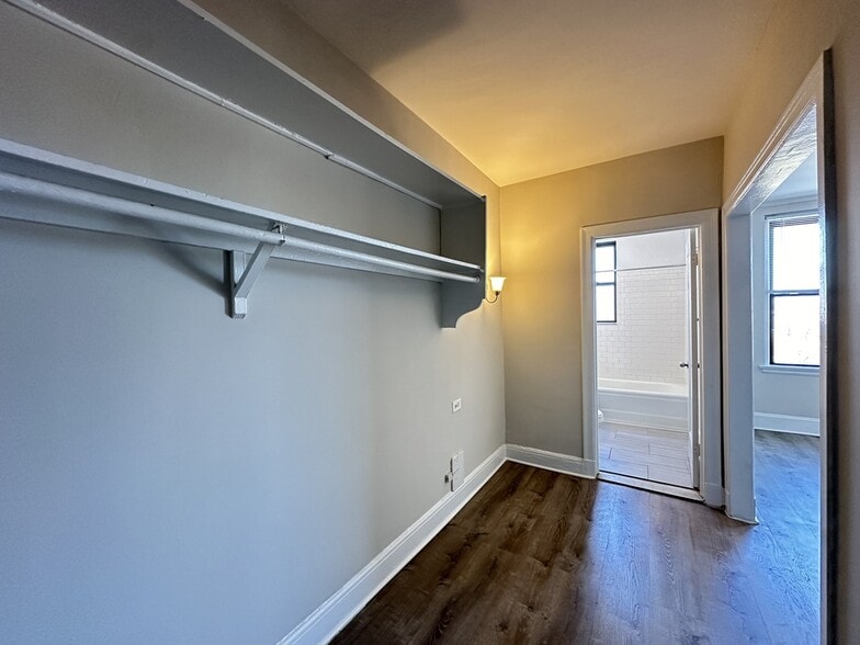 Building Photo - 3335 W Diversey Ave