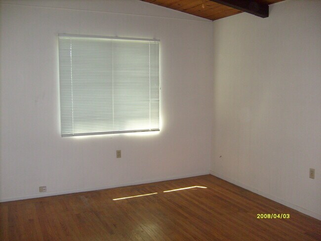 Building Photo - Quaint, single level duplex with one car garage