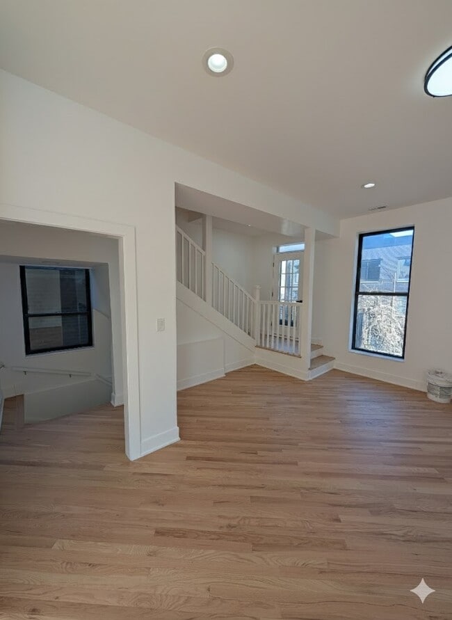 Building Photo - 916 N Noble St