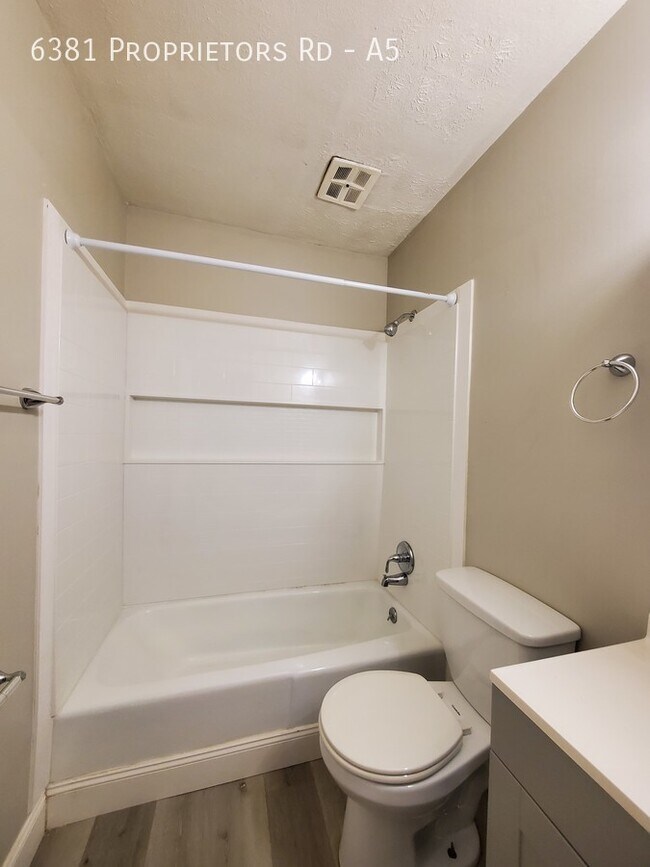 Building Photo - 3 Bedroom 2 Bath Apartment in Worthington