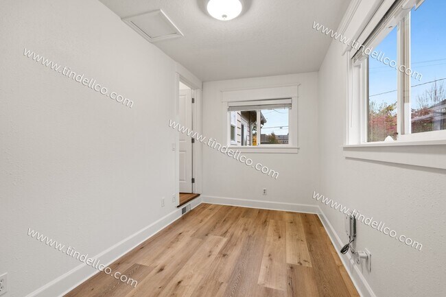 Building Photo - Beautiful North Portland Home —3- Bedrooms, Garage, Fenced Yard & Bonus Space