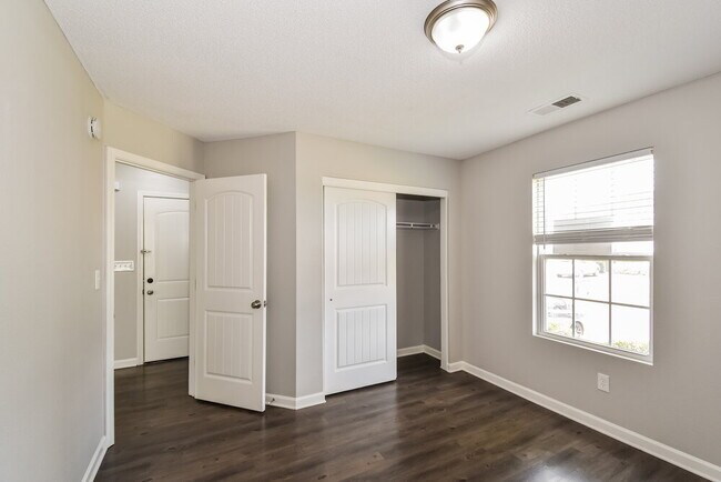 Building Photo - 7807 Birdwood Dr