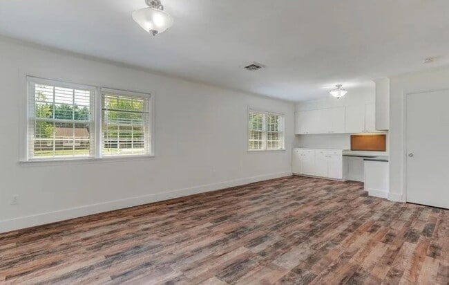 Building Photo - The Best of Both Worlds: Secluded Feel wit...