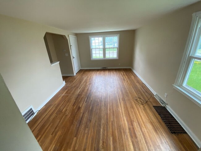 Building Photo - ELLEN 11