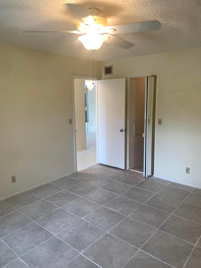 Building Photo - 220 Lake Constance Dr