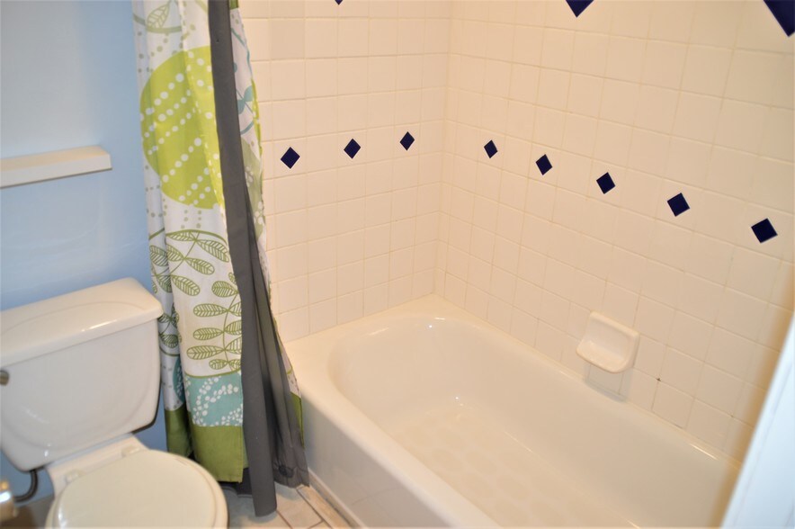 Building Photo - 6050 Canterbury Dr