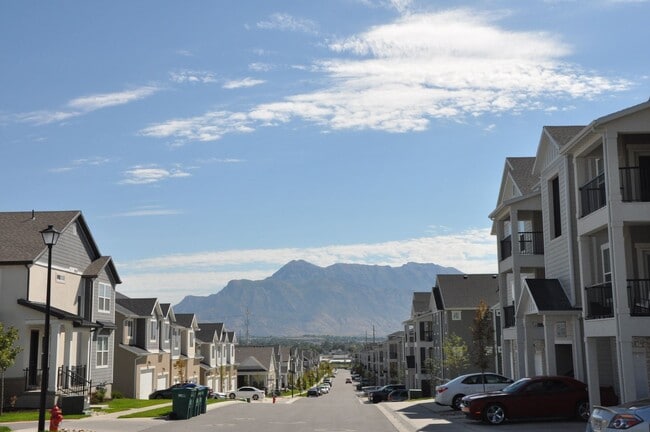 Building Photo - 3 bedroom, 2 bathroom house located in the...