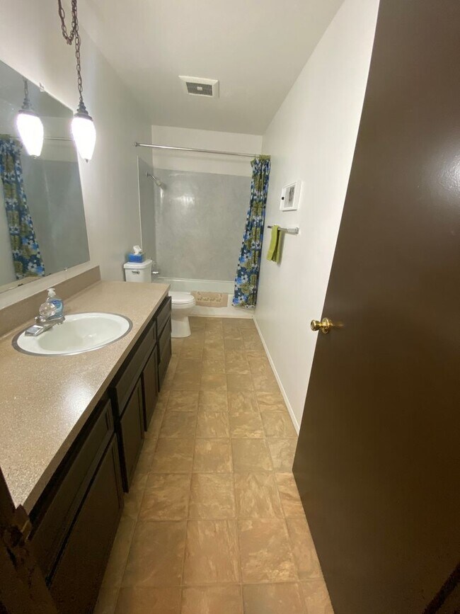 Building Photo - Upstairs 2 Bedroom, 1 Bathroom Apartment Home