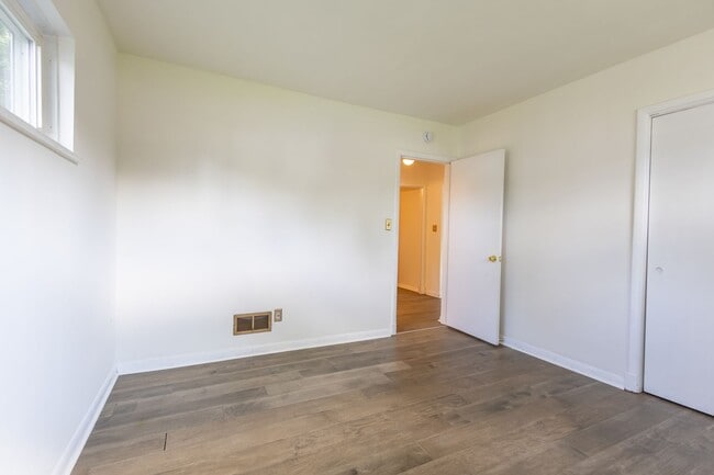 Building Photo - Lovely 3 BR/2 BA Single-Family Home in Gle...