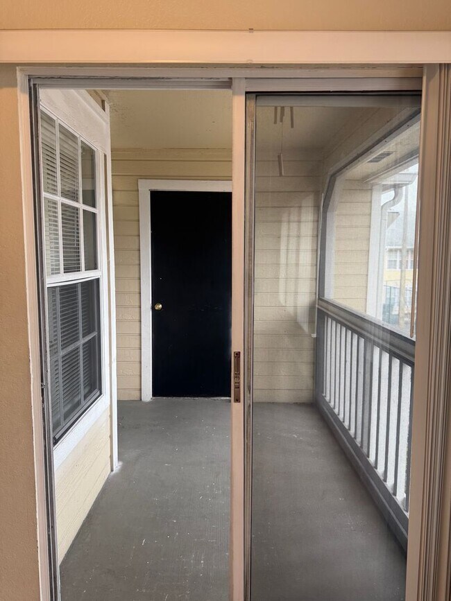 Building Photo - Beautifully remodeled 2/2 condo in Tradewinds, Metrowest!