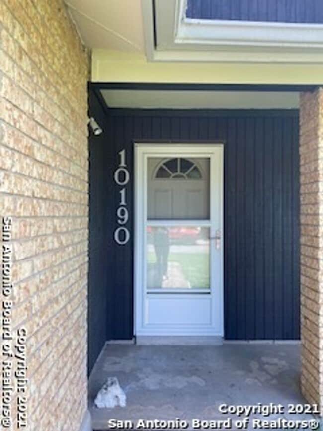 Building Photo - Comfort and Convenience Awaits YOU!