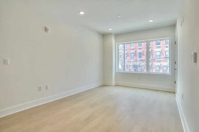 Building Photo - 303 Madison St